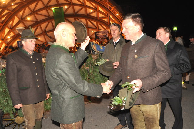 Klaus Heuberger (li.) übernahm von Bezirksjägermeister Martin Antretter den Beutebruch.