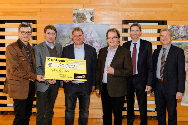 KRM-Obmann Hannes Lesjak, RLB-Vorstandsdirektor Georg Messner, Bürgermeister Max Linder, Licht ins Dunkel-Koordinator Arnulf Prasch mit Klaus Karner und Friedrich Pessentheiner von der Raiffeisenbank Landskron-Gegendtal bei der Spendenübergabe in Afritz