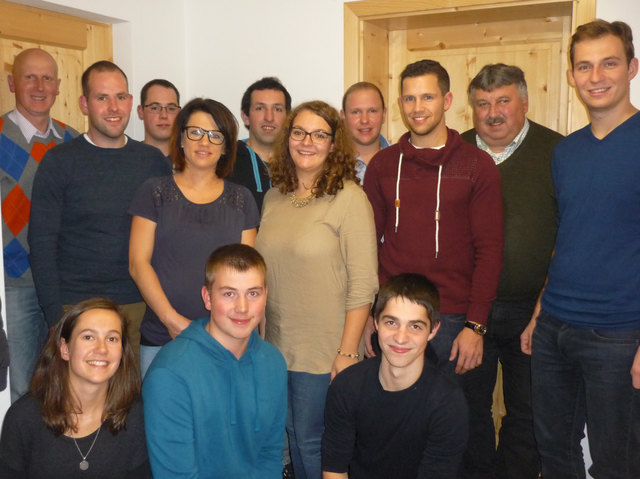 In der Mitte (beiger Pullover) die neue Obfrau Martina Hinterkörner mit ihrem neuen Team, Bürgermeister Josef Wiesinger, Parteiobmann Fritz Hofer und Bezirksvorstandsmitglied Edin Kustura.