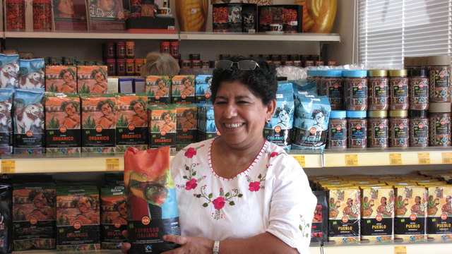 Margarita Carbajal Santos ist Mitglied der mexikanischen Kooperative der EZA und präsentiert fair gehandelten Kaffee.