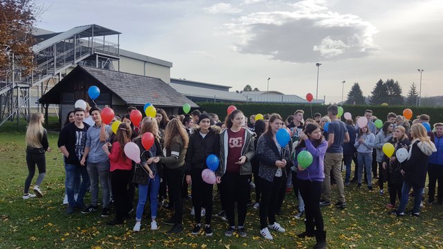 Die Ideen hingen an den Luftballons, welche die HAK-Schüler steigen ließen. | Foto: HAK Voitsberg