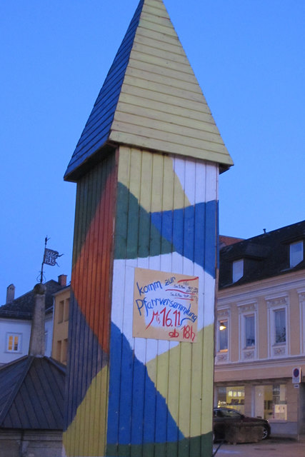 Der Kirchturm auf dem Marktplatz lädt zur Pfarrversammlung