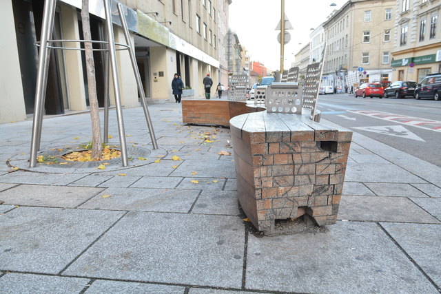 Die Bänke auf der Ottakringer Straße verfallen zusehends. Jetzt werden sie saniert.
