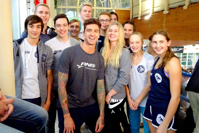 Anthony Ervin stand in Bozen für ein Foto bereit.