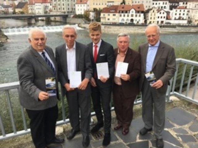 Vizebürgermister Wilhelm Hauser, Universitätsprofessor Helmut Kroiß, Universitätsprofessor Stefan Jakubek, Alexander Gratzer und Professor Reinhold Christian (v. l.) | Foto: Verein für Ökologie und Umweltforschung, Andreas Kuchler