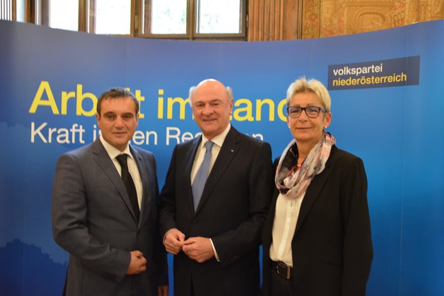 Landtagsabgeordneter Anton Erber, Landeshauptmann Erwin Pröll und die Scheibbser Bürgermeisterin Christine Dünwald im Töpperschloss in Neubruck.