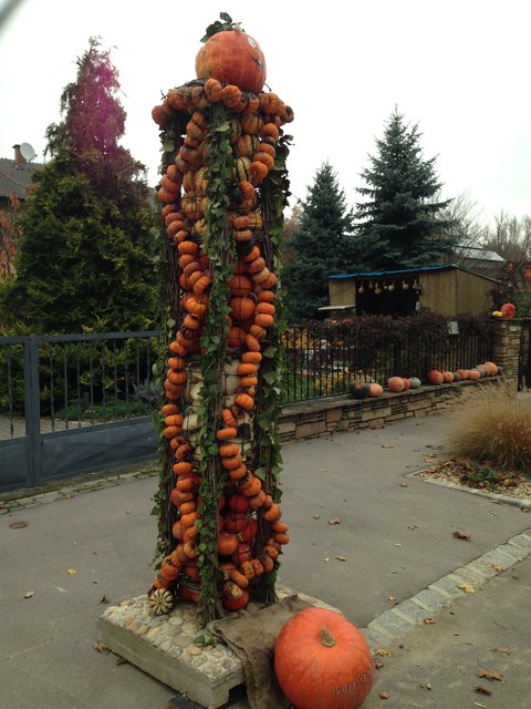 Eine kunstvoll gestaltete Säule aus verschiedensten Kürbissen begrüsst an der Einfahrt zu Ullrichskirchen.