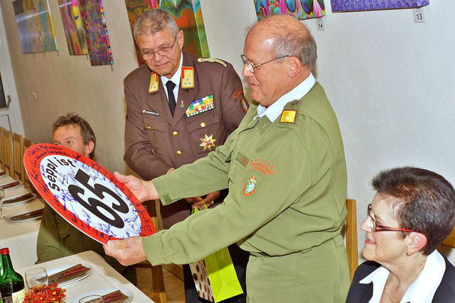 Zum 65. Geburtstag gratulierten die Feuerwehrkameraden "ihrem" Josef Fink (r.) – allen voran Johann Kienreich.