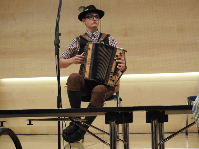 Der Harmonikasolist Lukas Ganster beim Vorspielen vor der Jury