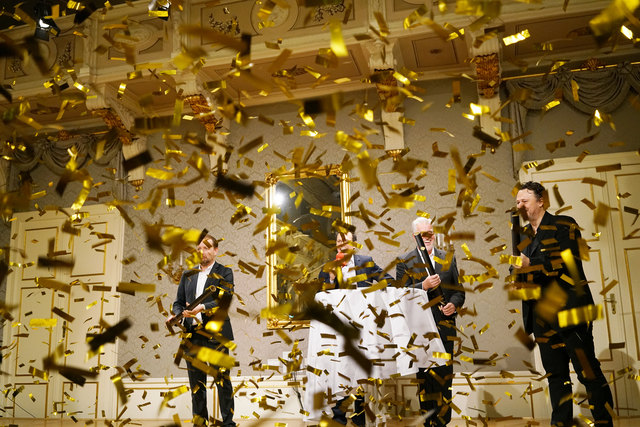 In den Redoutensälen fiel mit goldenem Konfettiregen der Startschuss für die Lange Nacht der Bühnen.