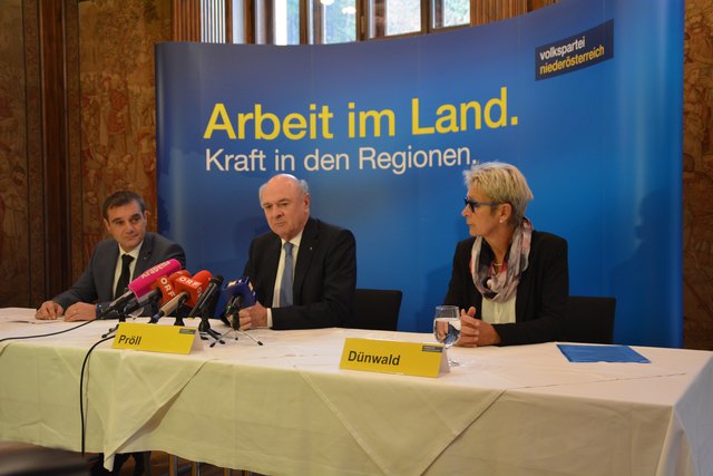 Landtagsabgeordneter Anton Erber, Landeshauptmann Erwin Pröll und die Scheibbser Bürgermeisterin Christine Dünwald im Töpperschloss in Neubruck.
