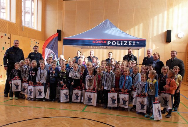 51 neue Kinderpolizisten freuten sich über den spannenden Tag mit der Polizei.