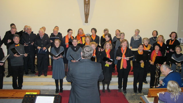 Gemeinsame Uraufführung aller Chöre von „Michaelsruf“ unter der Leitung von Musikdirektor Gerhard Lagrange.