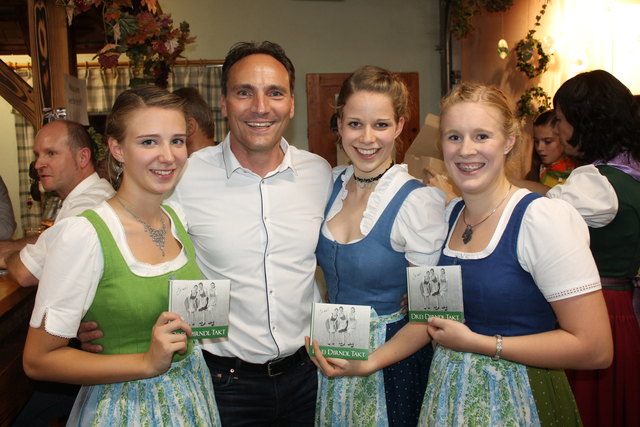 Juliana Pauritsch, Tonmeister Alfred Rauch, Magdalena Pauritsch und Anna Pühringer mit ihrem ersten Silberling.