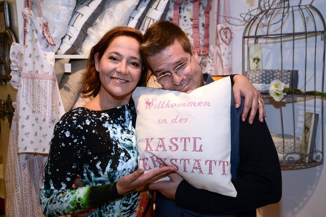 Monica Weinzettl mit ihrem Ehemann Gerold Rudle in der Kastlwerkstatt.