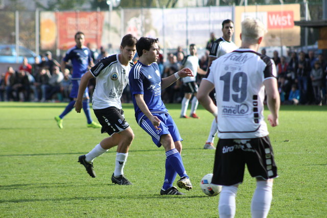 Schönwies/Mils (blaues Dress) & Zams (im Bild beim Derby, 2:1 für FG, Anm.) führen die LLW zur Winterpause an!