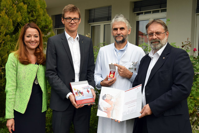 Tanja König (Landesgeschäftsleiterin Rotes Kreuz), Robert Maurer (Gesamtleiter KH), Hans Peter Wagentristl (Abteilungsvorstand Kinderabteilung KH) undThomas Wallner (Landesgeschäftsleiter Rotes Kreuz) bei der Übergabe der Verdienstmedaille in Gold