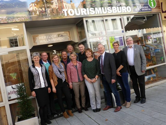 Bürgermeisterin Katharina Seebacher (Schlierbach), Roland Götzendorfer, Julia Kienbacher, Karl Lungenschmied, Elke Haslinger, Josef Neumair, Markus Ziegler, Elisabeth Eder, Franz Rettenbacher, Manuela Hebesberger & Bürgermeister. a. D. Franz Gegenleitner aus Inzersdorf(v.li.).