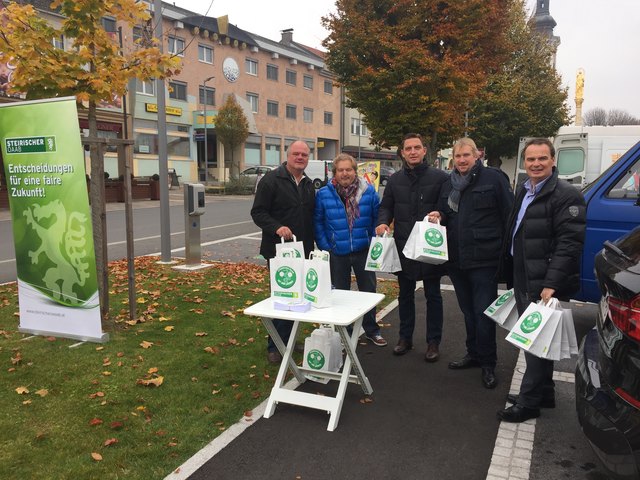 ÖAAB-Funktionäre verteilten auf dem Gnaser Hauptplatz gratis LED-Lampen unter den Passanten. | Foto: KK