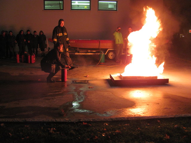 Die Feuerwehr Hartkirchen zeigten den Bäuerinnen, was im Brandfall zu tun ist.