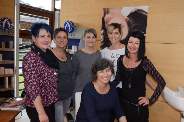 Barbara Pux (sitzend) übergibt ihr Friseurgeschäft mit 1. Dezember an Waltraud Löffler von „Hair&Flair“ (r.).