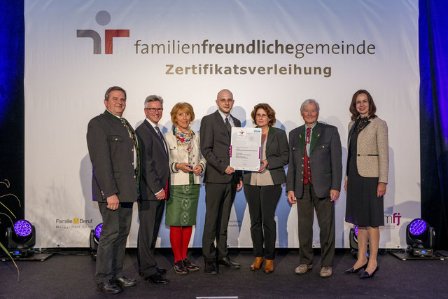 Sophie Karmasin mit Johann Pendl, Sonja Witsch, Christian Lasser, Ilse Schinner-Grüsemann, Helmut Mödlhammer und Heinrich Schmidlechner (v.r.).