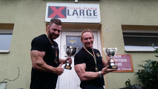 Martin Benedikt und Walter Stückler vor dem Köflacher X-Large-Studio mit ihrem Pokalen.