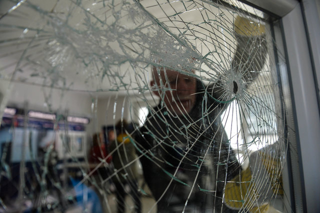 Wer rechtzeitig vorbeugt lebt sicherer! Im Bild eine Vorführung durch Beamte des LKA Tirol, wie Einbrecher in der Dämmerung vorgehen. | Foto: zeitungsfoto.at