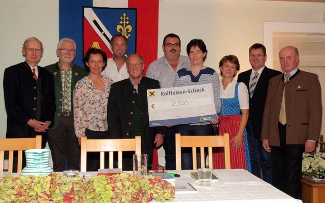 Rund 2500 Euro konnten die Veranstalter rund um Karl Bachmair (5. v. re.) an die Eltern von Tobias Ober übergeben.