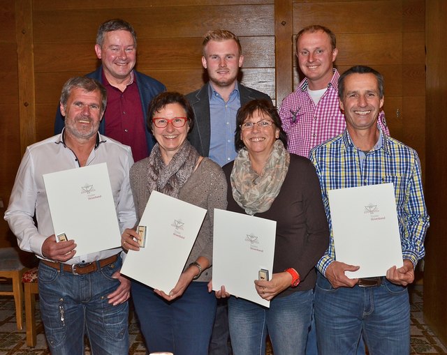 Die Geehrten des WSV Schwoich: Bernhard Kirchmair, Elisabeth Schwaiger, Andrea Lengauer-Stockner und Josef Kaufmann (vorne von links) mit Vizebgm. Peter Payr, WSV-Obmann Sebastian Thaler und TSV-Vertreter Michael Treichl (hinten von links). Nicht im Bild Andreas Mayer und Helmut Embacher.