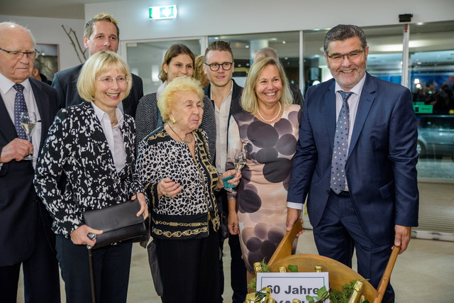 Baumeister Andreas Waha (r.) feierte mit Freunden und Kollegen den 60. Geburtstag seines Bauunternehmens.