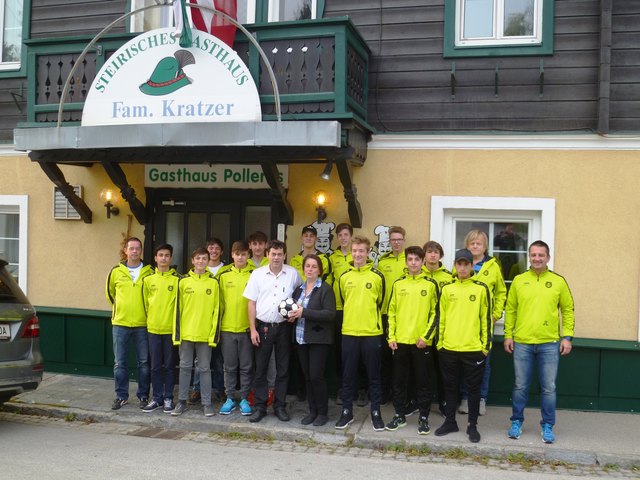 Feierliche Jackenübergabe beim Gasthaus Pollerus. Das U17 Team ist sichtlich erfreut über das neue Outfit. | Foto: ESV Mürzzuschlag