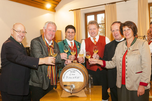 Bürgermeister Anton Pfeifer, Taufpate Günter Weiss, Obmann Julius Zechmeister, Winzer Anton Ott, Dechant Mag. Franz Winter, ÖKR Maria Forstner
