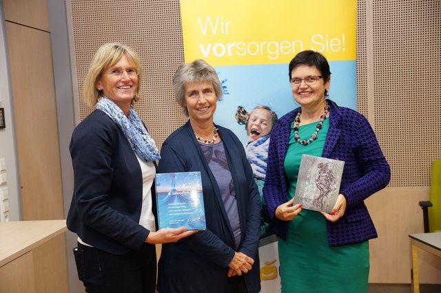 v.l.n.r.: Christine Hajek (NÖGKK), Mag. Maria Rameder-Paradeiser (Frauenselbsthilfe), Mag. Monika Herbstrith-Lappe