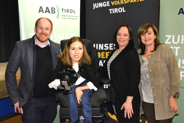 D. Schrott und B. Palrader mit den beiden Obfrauen Stefanie Pletzenauer und Claudia Siorpaes. | Foto: Siorpaes