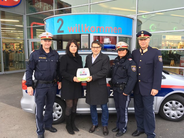Karin Perger (2.v.l.) und Günter Buchinger (m.) sponsorten der Polizei einen Defribillator.