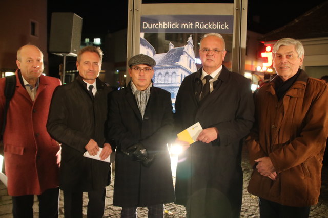 Dr. Ernst Fürlinger, Wolfgang Derler, Dr. Robert Streibel, Reinhard Resch und Ernst Kalt (v.l.) vor der neuen Gedenkstele.