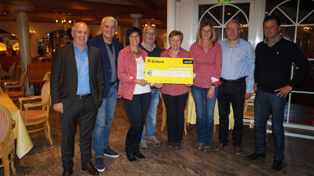 Kürzlich fand die Scheckübergabe der Weinfreunde Zillertal an die Damen von „Lebenshilfe im Dorf“ statt. | Foto: Weinfreunde Zillertal