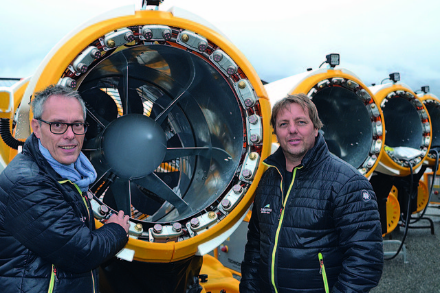 Ing. Hannes Mayer (Technischer Leiter der Schmittenhöhebahn)  und Pistenchef Josef Pichler blicken zuversichtlich in die kommende Wintersaison. Mit 451 Schneeerzeugern können 100 Prozent der Pistenflächen auf der Schmitten technisch beschneit werden. | Foto: Schmittenhöhebahn AG