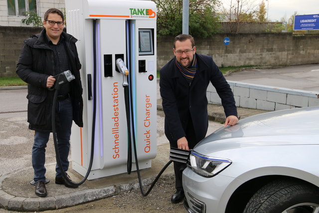 Günter Buchinger (l.) und Geschäftsführer Thomas Torda nahmen die E-Schnellladestation beim EZE in Betrieb.