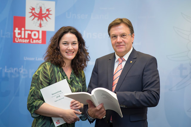 LH Günther Platter und LHStvin Ingrid Felipe präsentierten im Landhaus in Innsbruck ein nachhaltiges Doppelbudget 2017/18. | Foto: Land Tirol/Berger