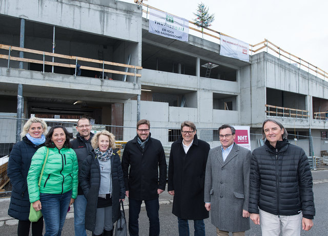 V.l.n.r.: Sozialausschuss-Obfrau Sylvia Hörtnagl, Kindergartenleiterin Carmen Neuner, slw-Geschäftsführer Franz Tichy, Bürgermeister Christian Abenthung und NHT-GF Hannes Gschwentner, Markus Pollo (NHT), Vizebürgermeisterin Gabriele Kapferer-Pitracher und Architekt Andreas Scharmer