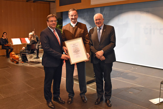 LH Platter und LTP Herwig van Staa überreichten Hans Georg An der Lan die Bundesauszeichnung zum Berufstitel Obermedizinalrat.