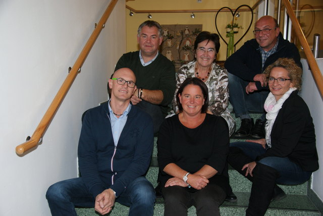 Sprengel-Vorstand wurde bei Neuwahlen bestätigt: Obmann Helmut Mall, Roswitha Jehle, Harald Sieß (h. v. l.), Roland Wechner, PDL Elisabeth Sailer und Kathrin Hörschläger.