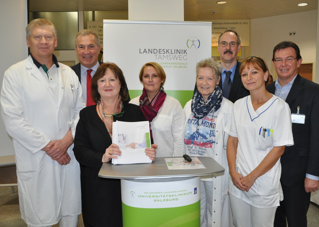 Vaclav Ruzicka (Ärztlicher Direktor, LK Tamsweg), Uniklinikum Salzburg-GF Paul Sungler, Wundmanagerin Gerlinde Wiesinger, Silvia Reich-Weinberger (Standortleiterin Chirurgie KH Hallein), Barbara Häusler und Marion Ramsbacher (Team Wundmanagement LK Tamsweg), Pflegewissenschafter Prof. André Ebers (PMU), Karl Schwaiger (Pflegedirektor LK Tamsweg und KH Hallein). | Foto: SALK