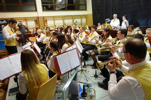 Kapellmeister Gregor Mistelbauer dirigierte das 35-köpfige Ensemble. Foto: Richard Rauscher.