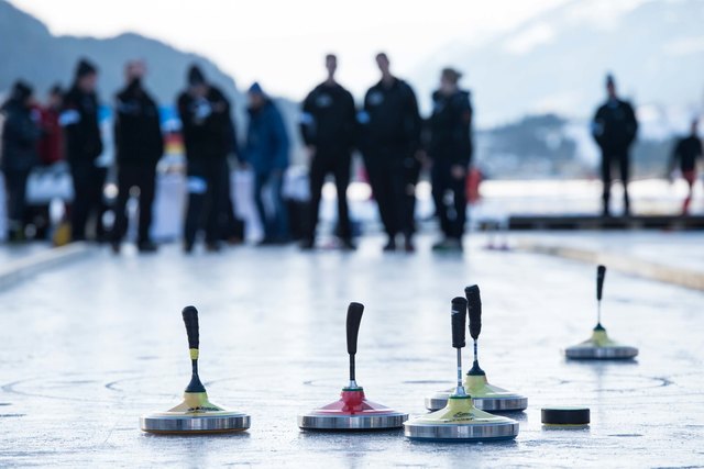 32 Teams aus Österreich, Deutschland, Italien und der Schweiz kämpfen am 14. und 15. Jänner beim Alpenpokal-Finale am Kärntner Weissensee um den Sieg. | Foto: ServusTV/Kukuvec