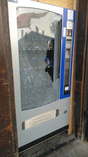 Vor einem Keutschacher Gastlokal brachen Unbekannte einen Getränkeautomaten auf