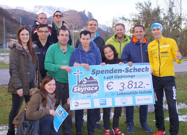 Sagenhafte 3.812 Euro kamen beim "Martini Großer Barmstein Skyrace" für die Lebenshilfe Hallein zusammen. Im Bild: Sponsoren, Initiatoren, Ermöglicher und Mitarbeiter der Lebenshilfe Hallein.