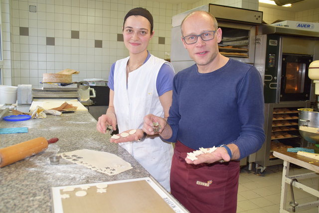 Die beiden Backprofis Daniela Schmid und Wolfgang Schützner sind sich einig: "Kalorienzählen gilt beim Keksebacken nicht!" | Foto: Zellinger